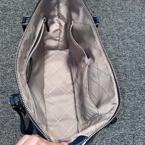 Michael Kors Charlotte Large Leather Top-Zip Navy - Picture 4 of 12